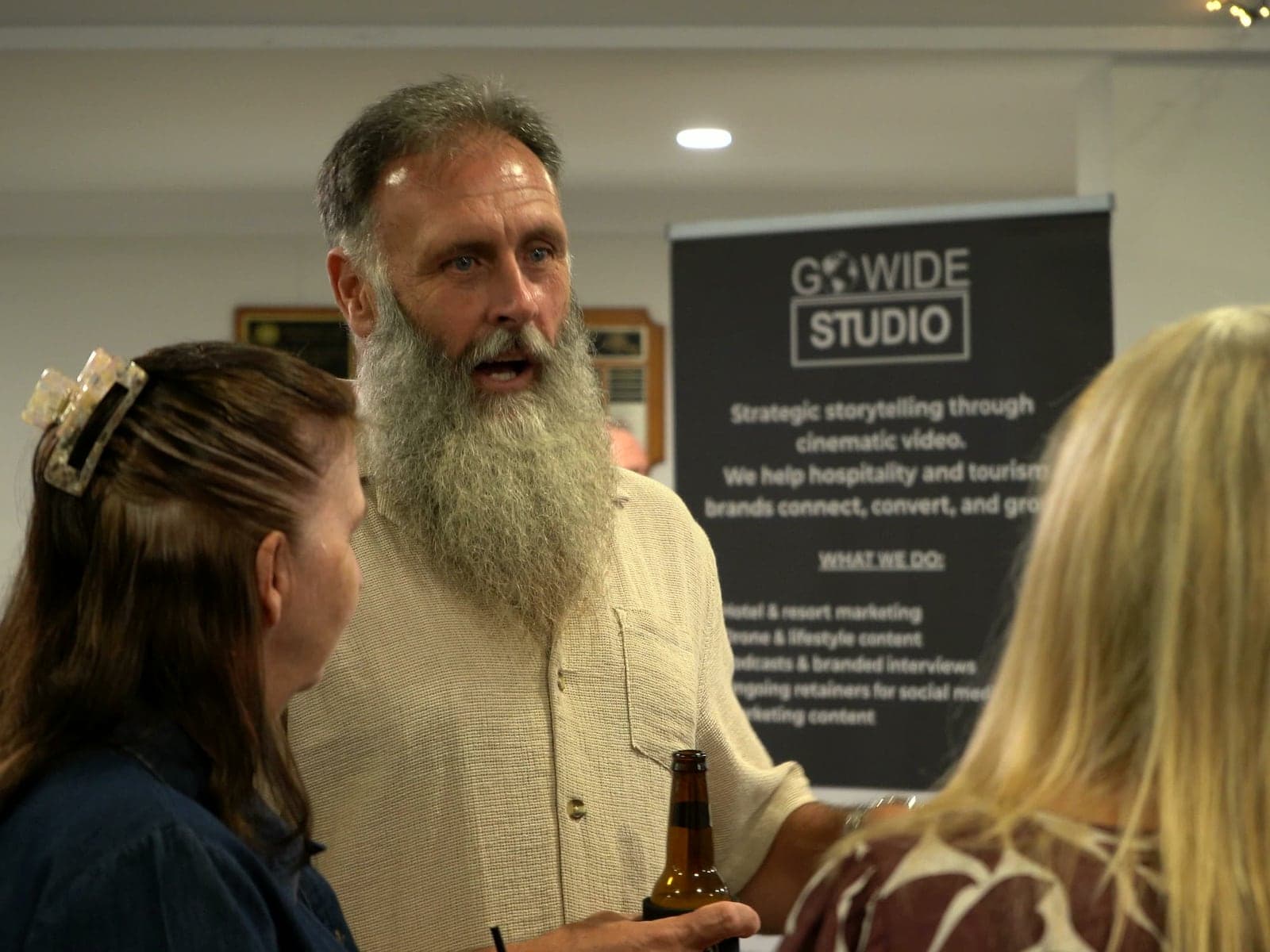 Invitados conversando junto al stand de Go Wide Studio.