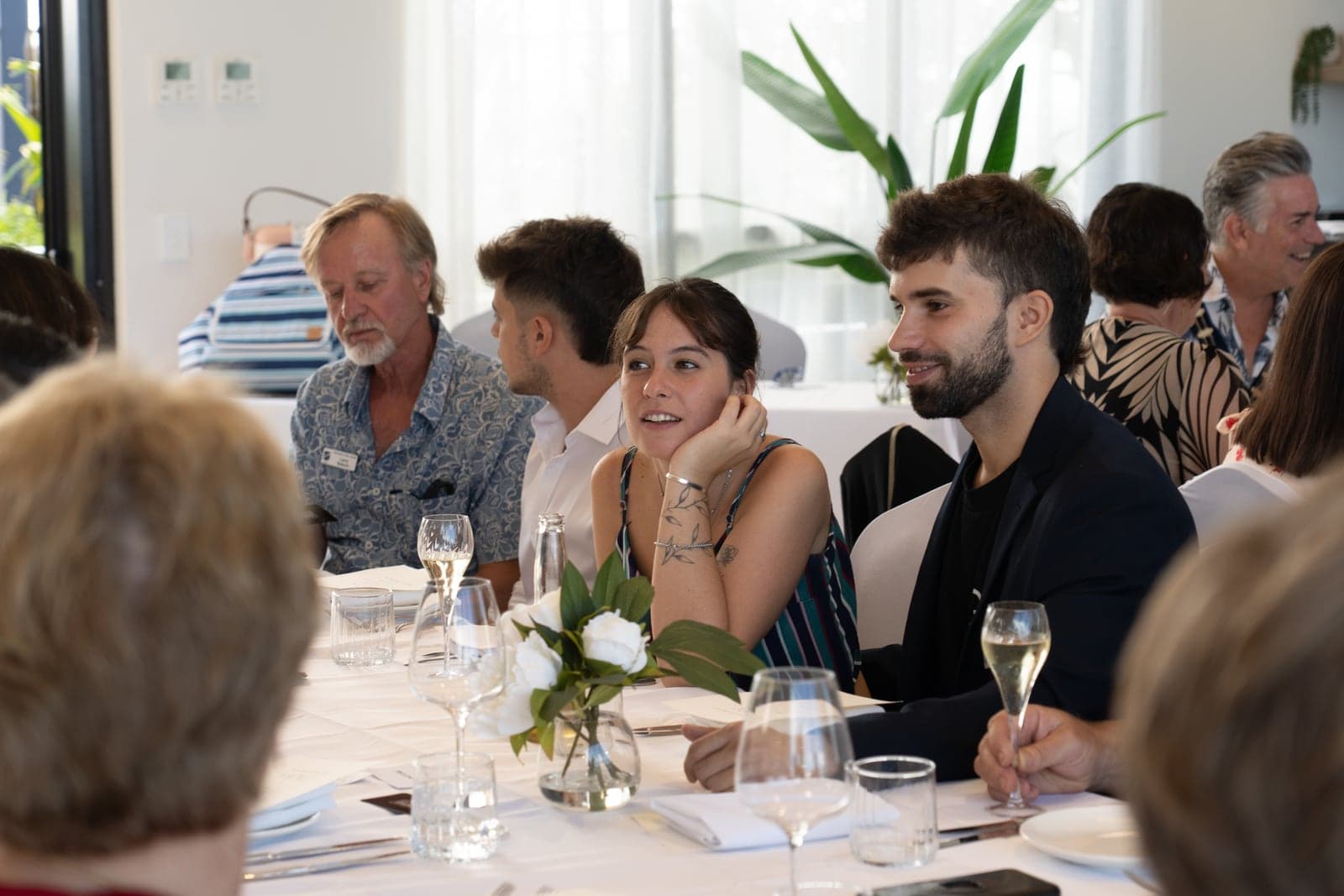Invitados conversando en su mesa en el evento de Skål.