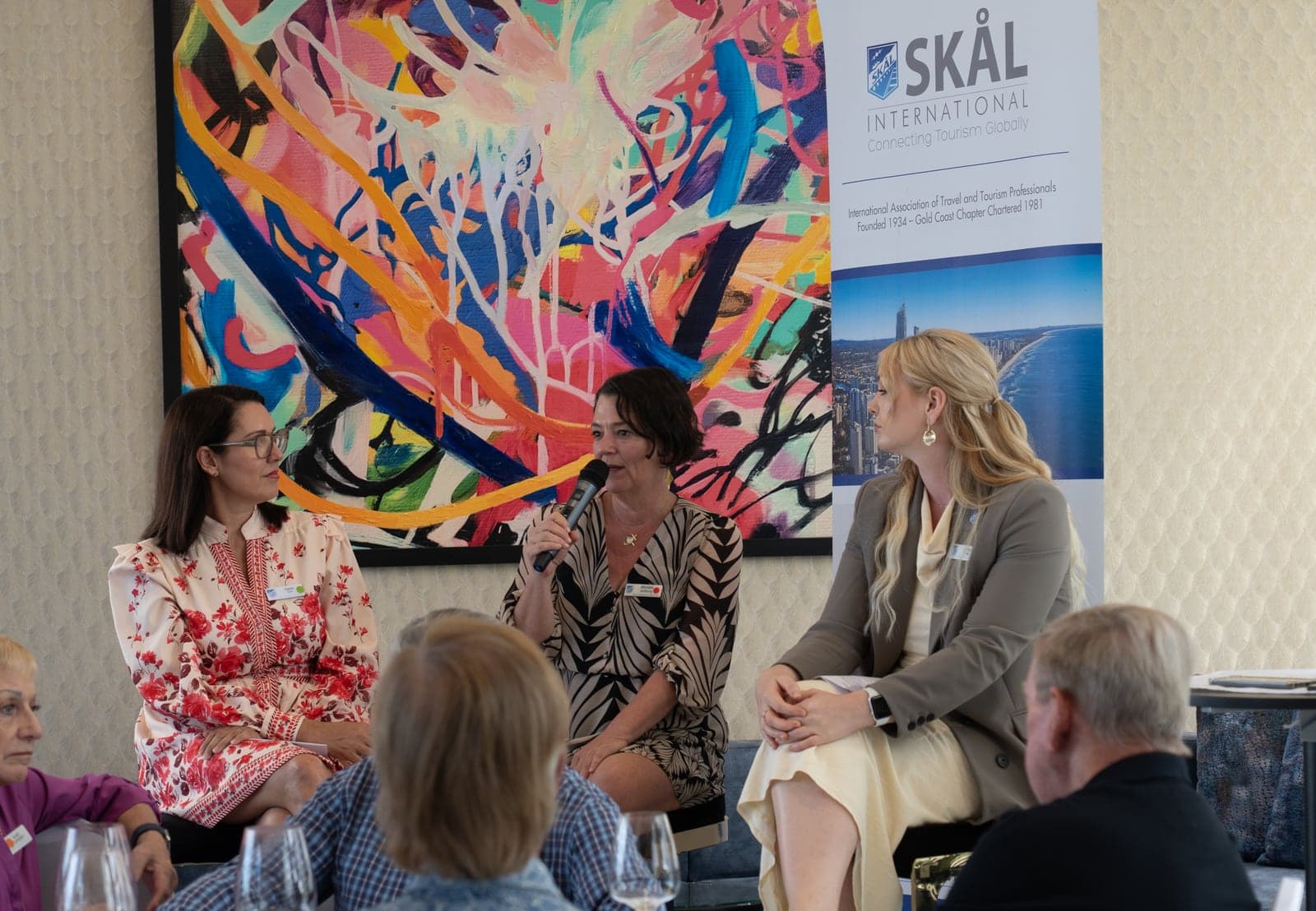 El público escuchando al panel en el evento de Skål.