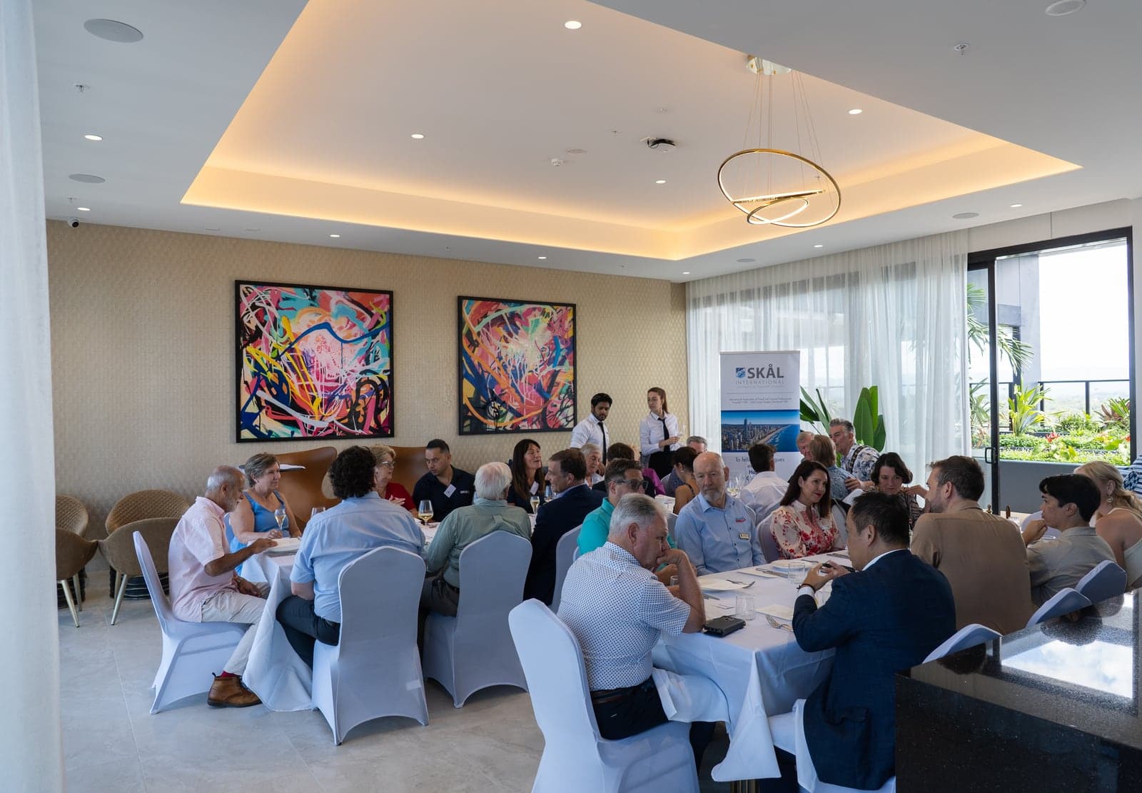 El salón lleno en el evento de Skål International Gold Coast en el TRYP Southport.