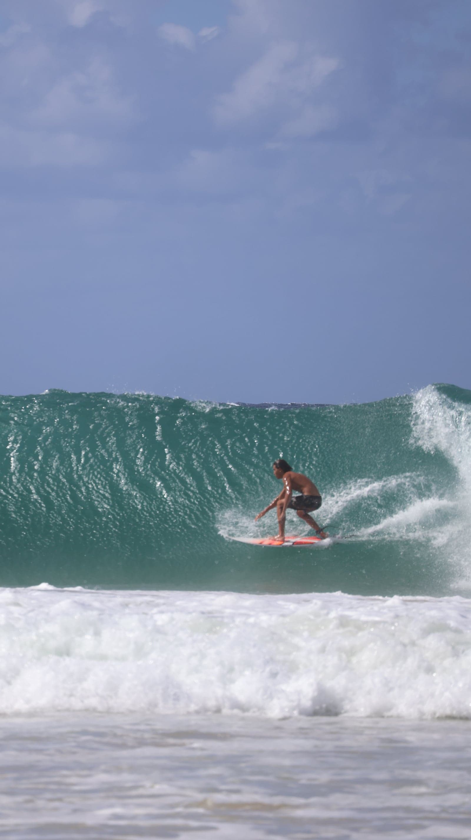 Un surfista adentro de un tubo.