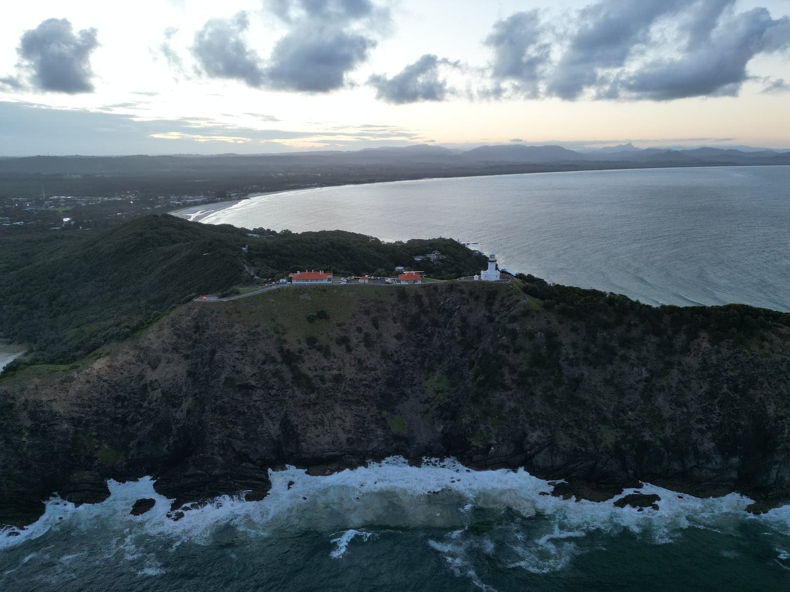 Acantilados y olas bajo Cape Byron.