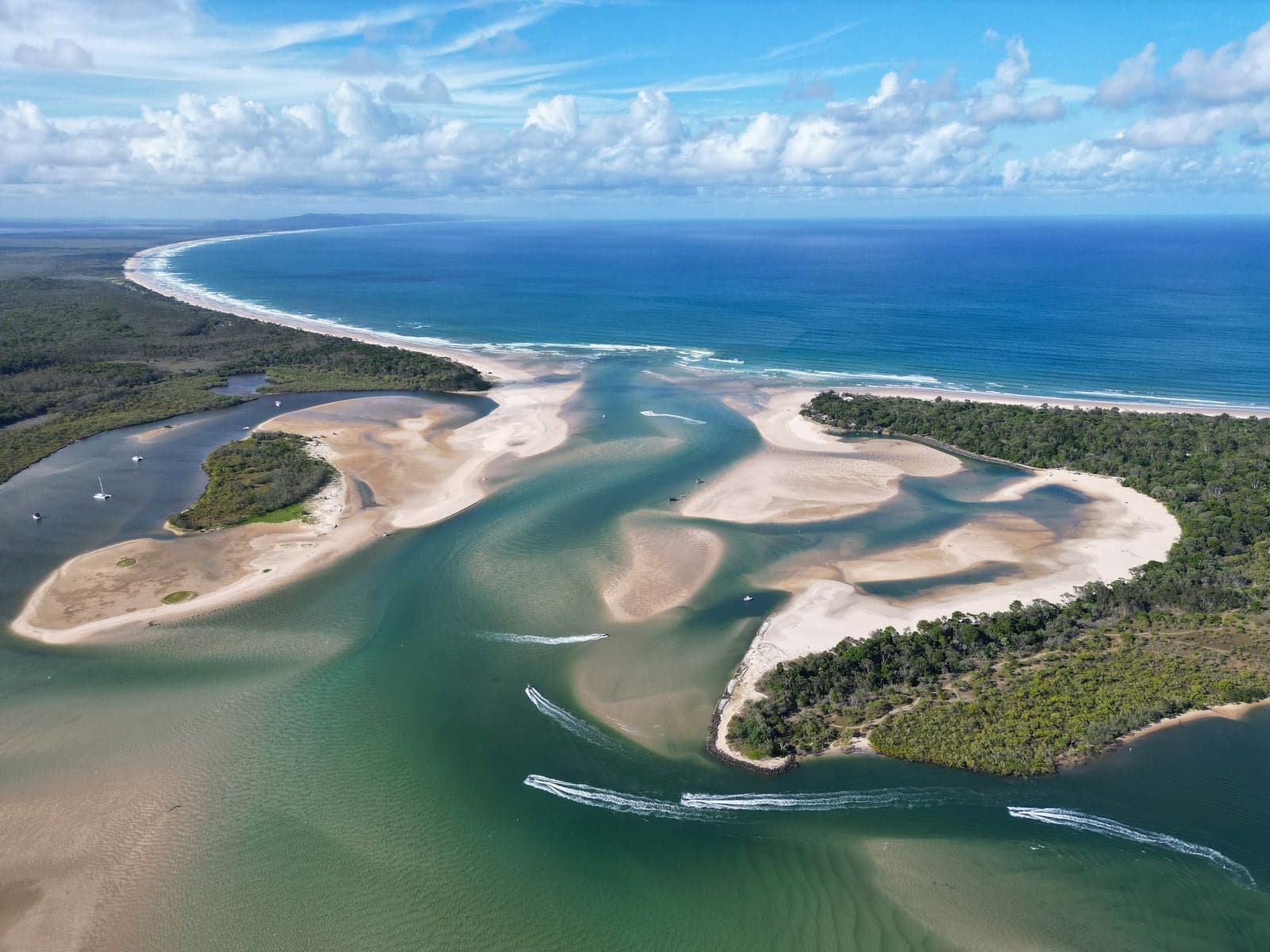 Bancos de arena y canales donde el río Noosa se encuentra con el mar.