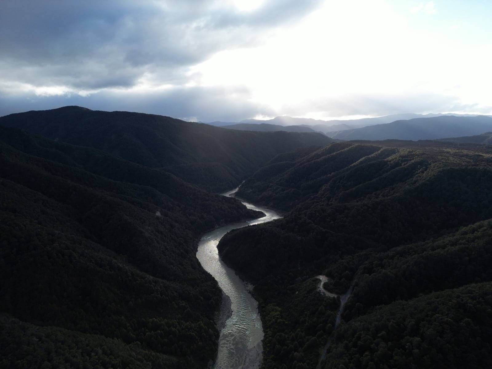 Un río que serpentea por un valle de bosque, Isla Sur, Nueva Zelanda.