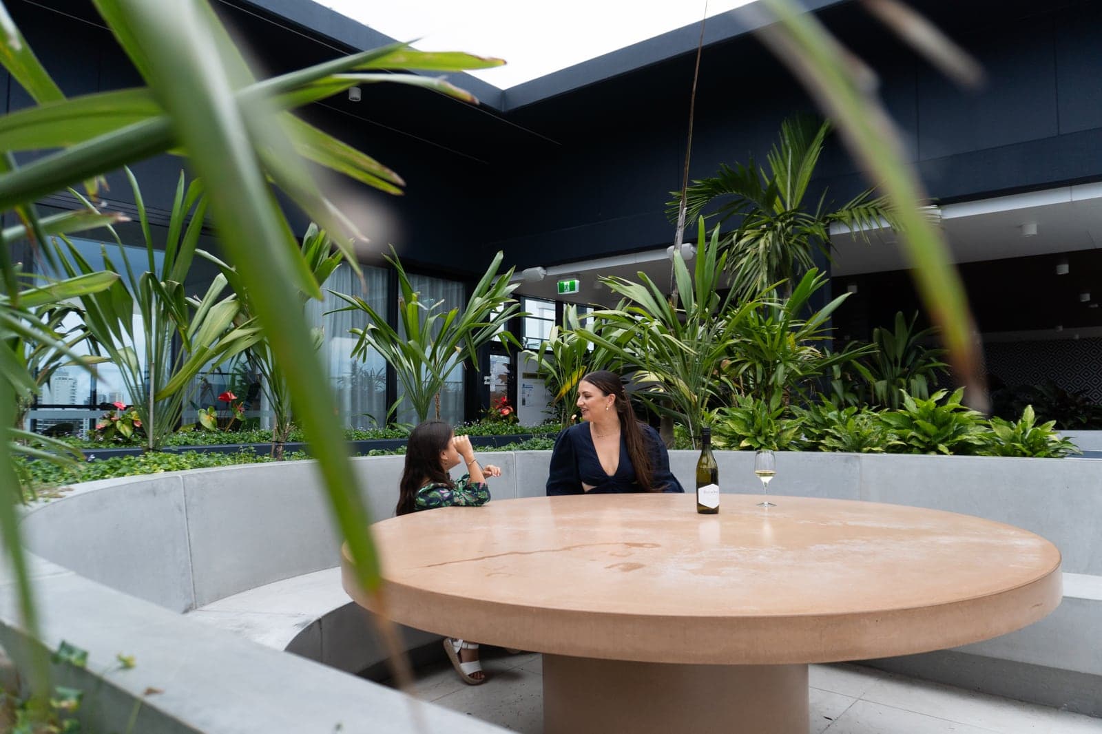 Dos huéspedes en una mesa redonda del jardín de la terraza del TRYP Southport.