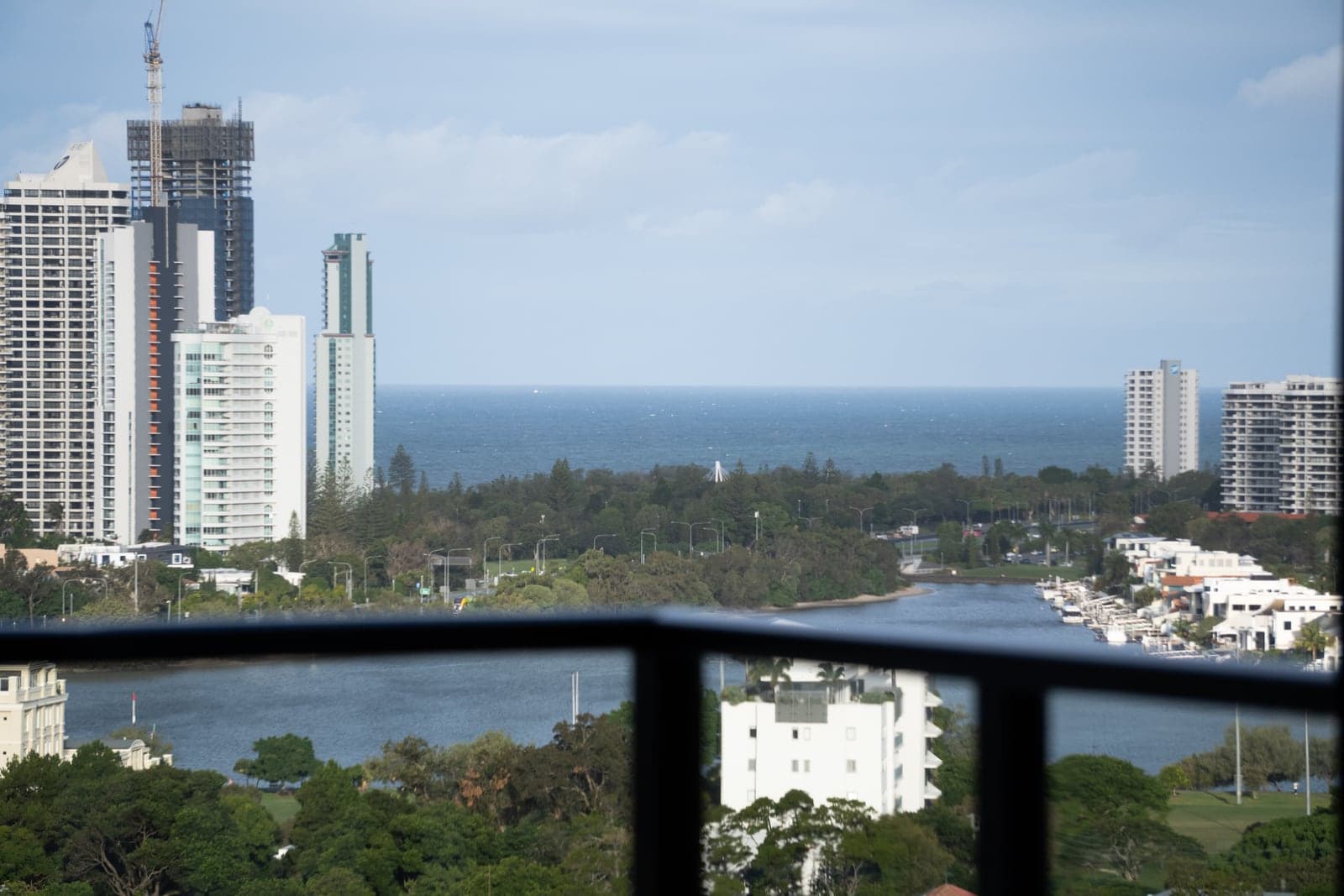 La vista desde un balcón del TRYP sobre Gold Coast hasta el mar.